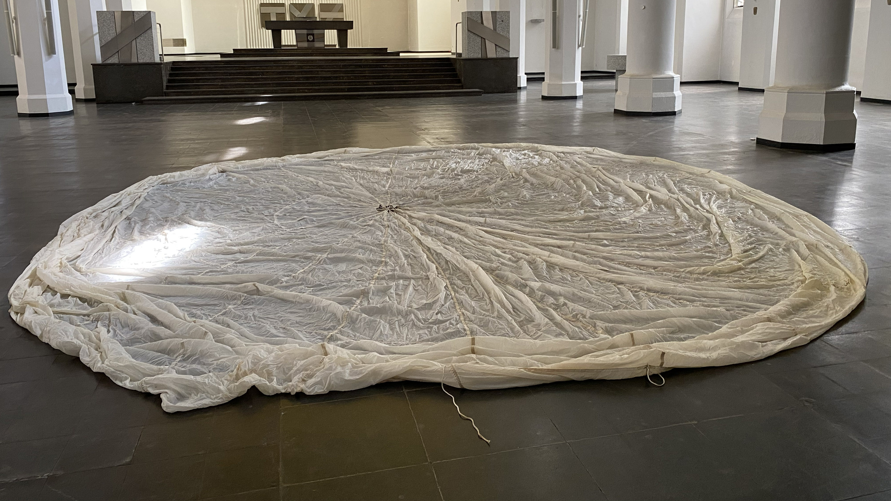 MERCURIUS - Videoinstallation auf Fallschirm von | thomasottoschneider.de