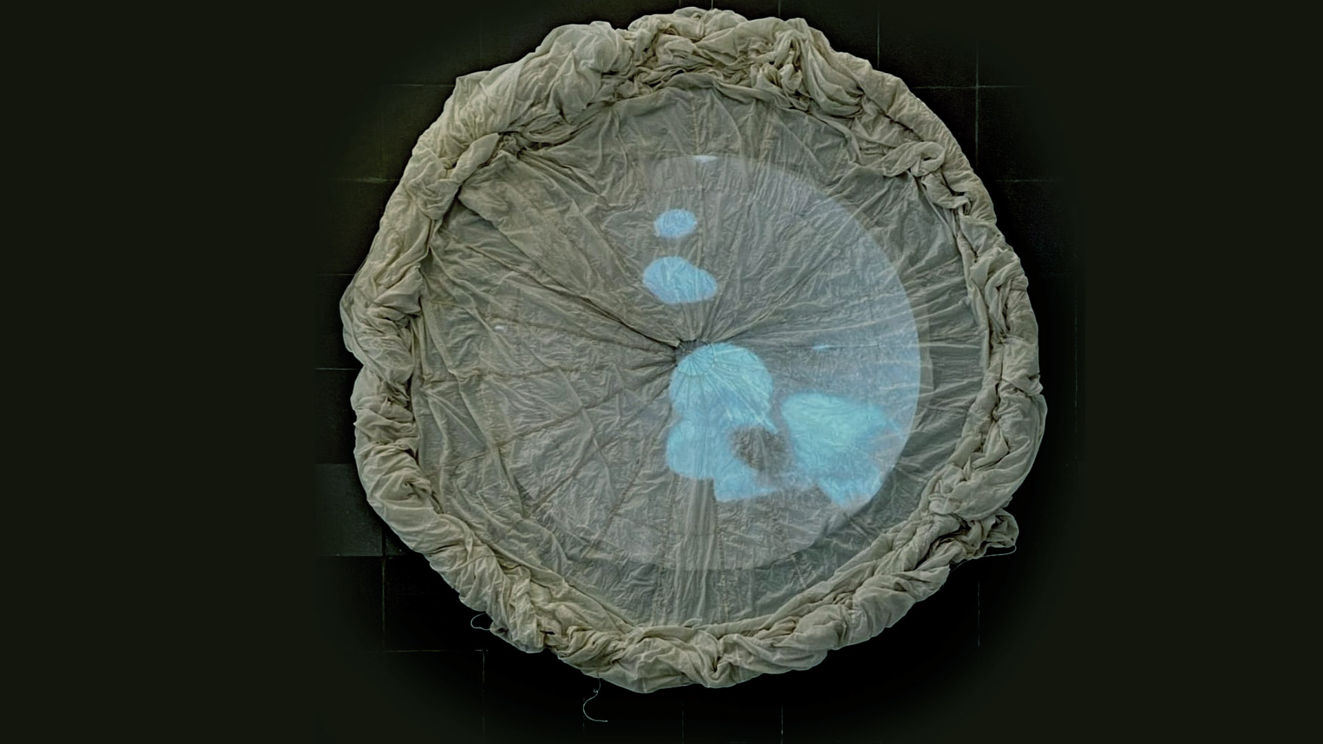 MERCURIUS - Videoinstallation auf Fallschirm von | thomasottoschneider.de